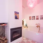 Aparthotel La Anos 50. La Casa Barbie. Banera, Chimenea Corcubión