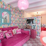 La Anos 50. La Casa Barbie. Banera, Chimenea