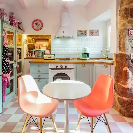 Апарт-отель La Anos 50. La Casa Barbie. Banera, Chimenea Коркубион