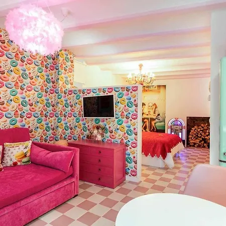 Апарт-отель La Anos 50. La Casa Barbie. Banera, Chimenea Коркубион