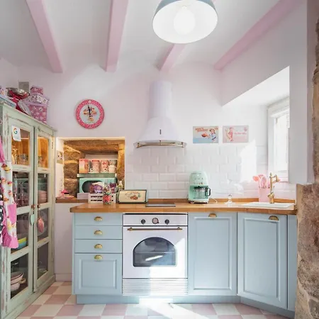 Апарт-отель La Anos 50. La Casa Barbie. Banera, Chimenea 4*