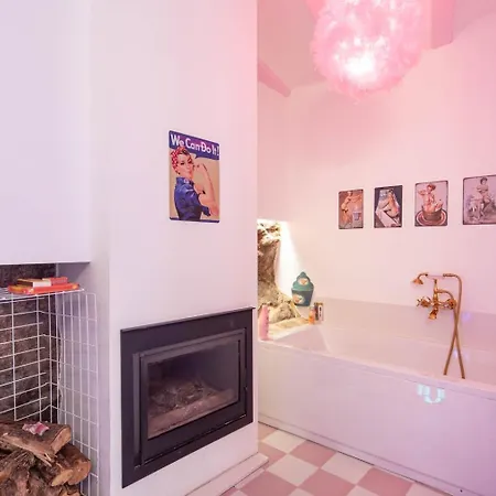 Апарт-отель La Anos 50. La Casa Barbie. Banera, Chimenea Коркубион