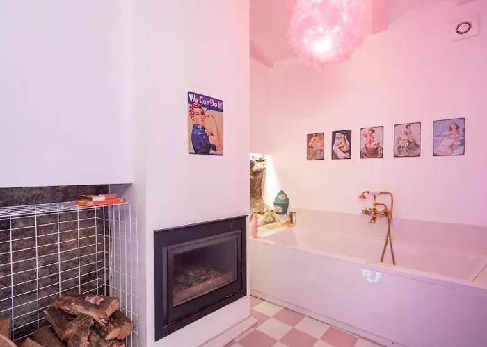 Апарт-отель La Anos 50. La Casa Barbie. Banera, Chimenea Коркубион